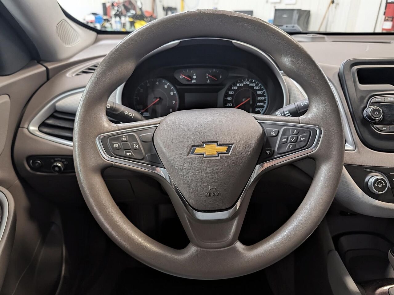 2017 Chevrolet Malibu L berline 4 portes avec 1VL Grey Saint-Hyacinthe - photo #11