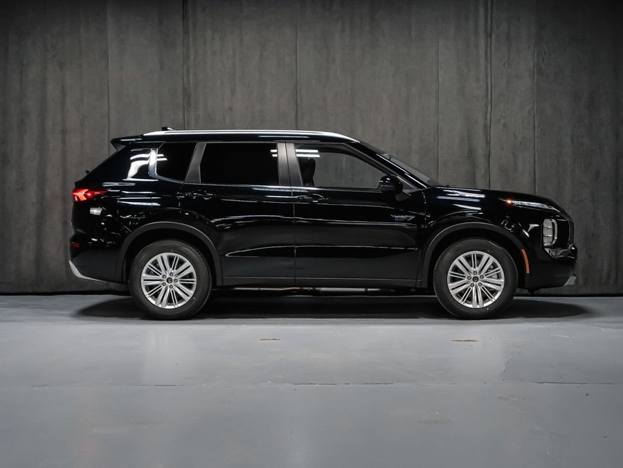 2025 Mitsubishi Outlander Plug-In Hybrid SE Labrador Black