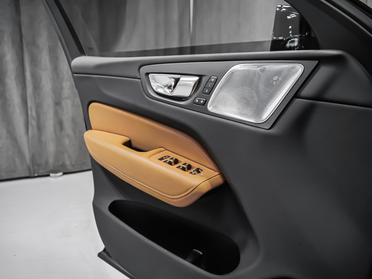 Volvo XC60 B6 AWD ULTIMATE BRIGHT THEME 2023 Noir Montréal - photo #8