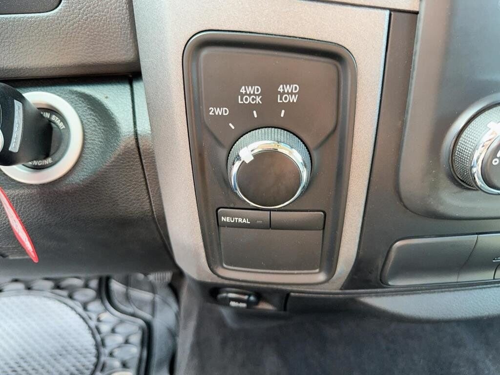 2017 Ram 1500 VIN 3C6RR7KT0HG649048 Grey Baie-Comeau - photo #16
