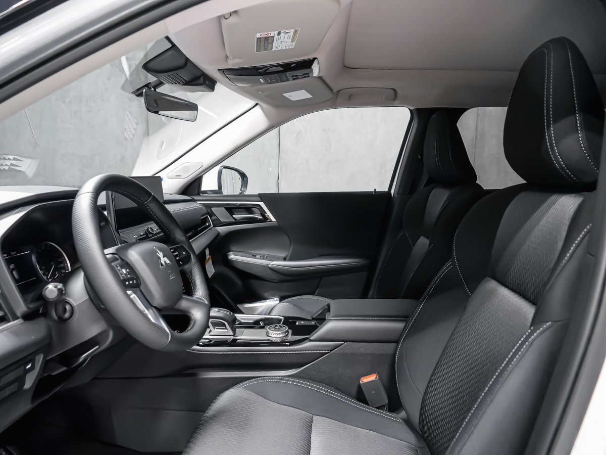 Mitsubishi Outlander SE 2026 Blanc diamant Montréal - photo #11
