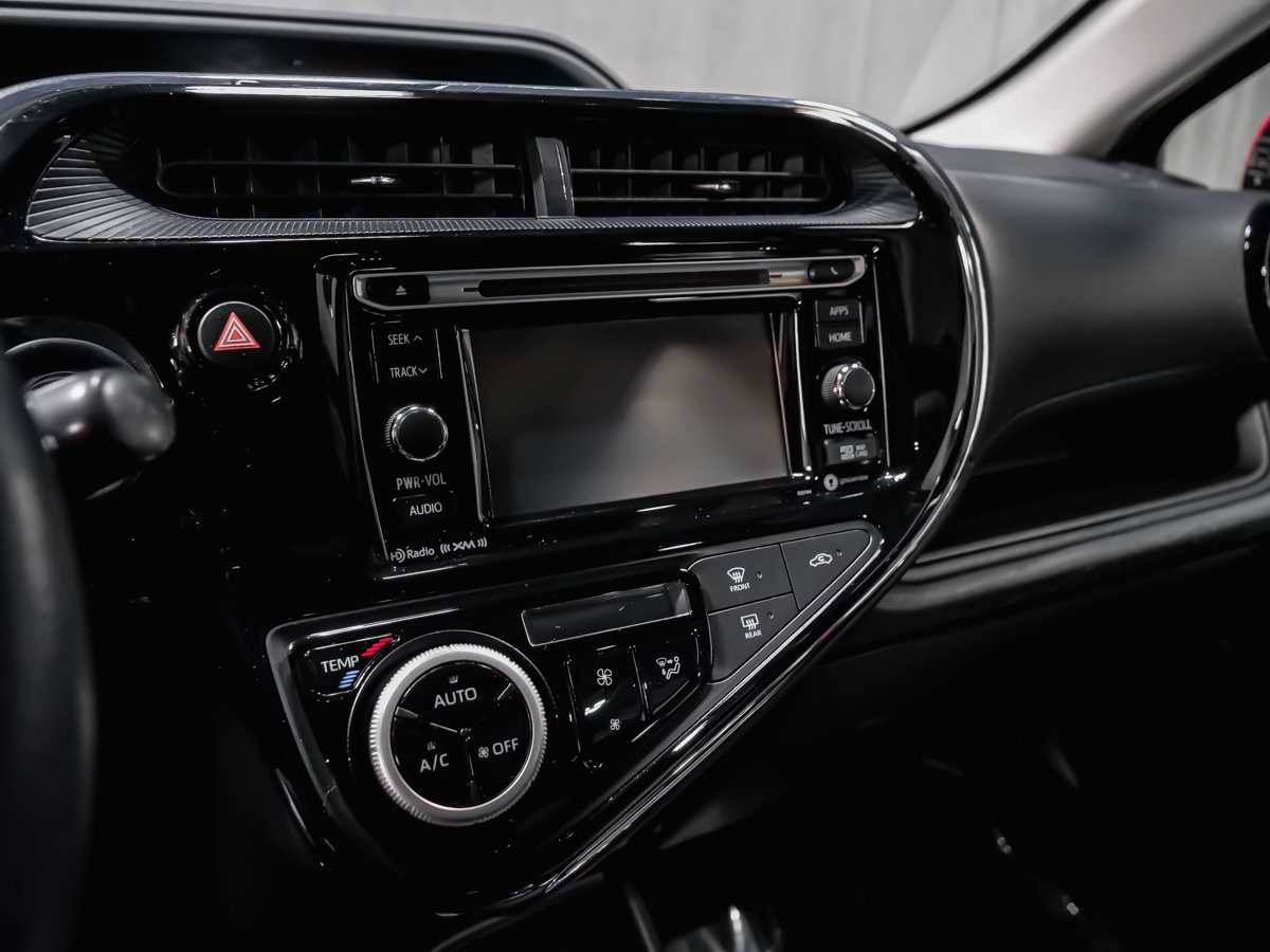 2018 Toyota Prius c TOIT OUVRANT SIÈGES CHAUFFANTS Red Montreal - photo #11