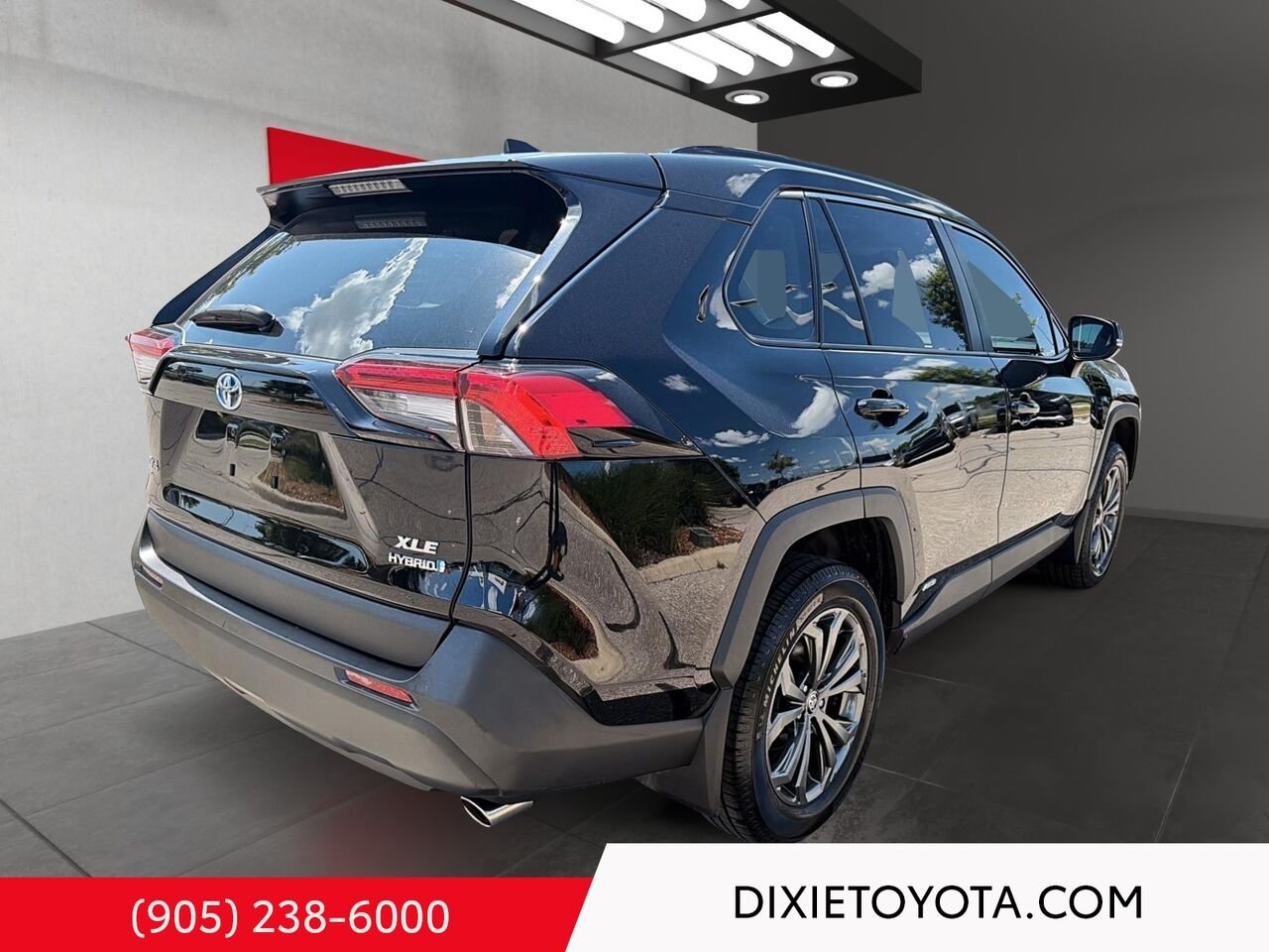 2024 Toyota RAV4 Hybrid XLE PREMIUM AWD / CLEAN CARFAX / HEATED SEATS / MOONROOF / ALLOY WHEELS / CARPLAY AND ANDROID AUTO Midnight Black Metallic Mississauga - photo #3
