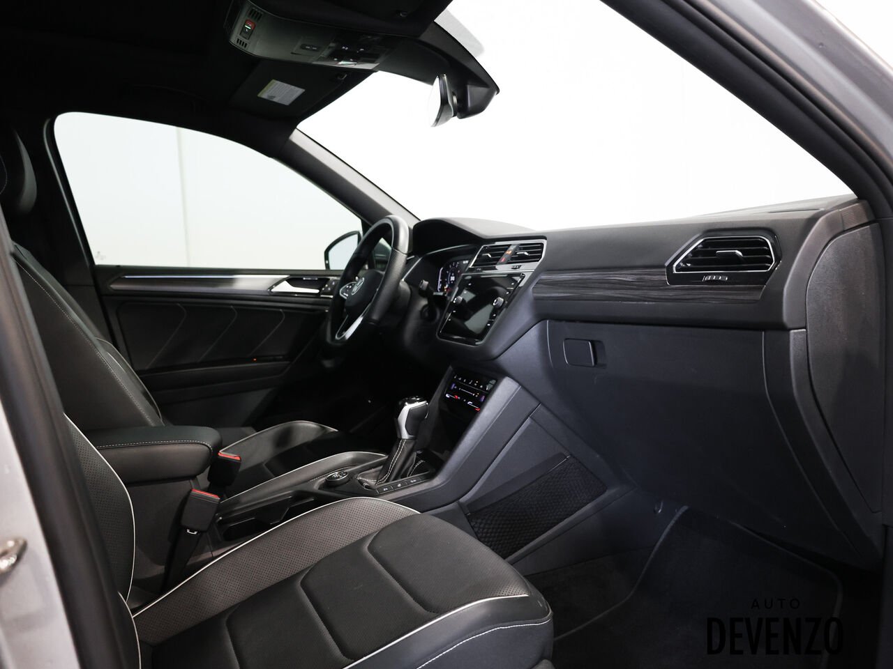 2023 Volkswagen Tiguan Silver Saint-Eustache - photo #6