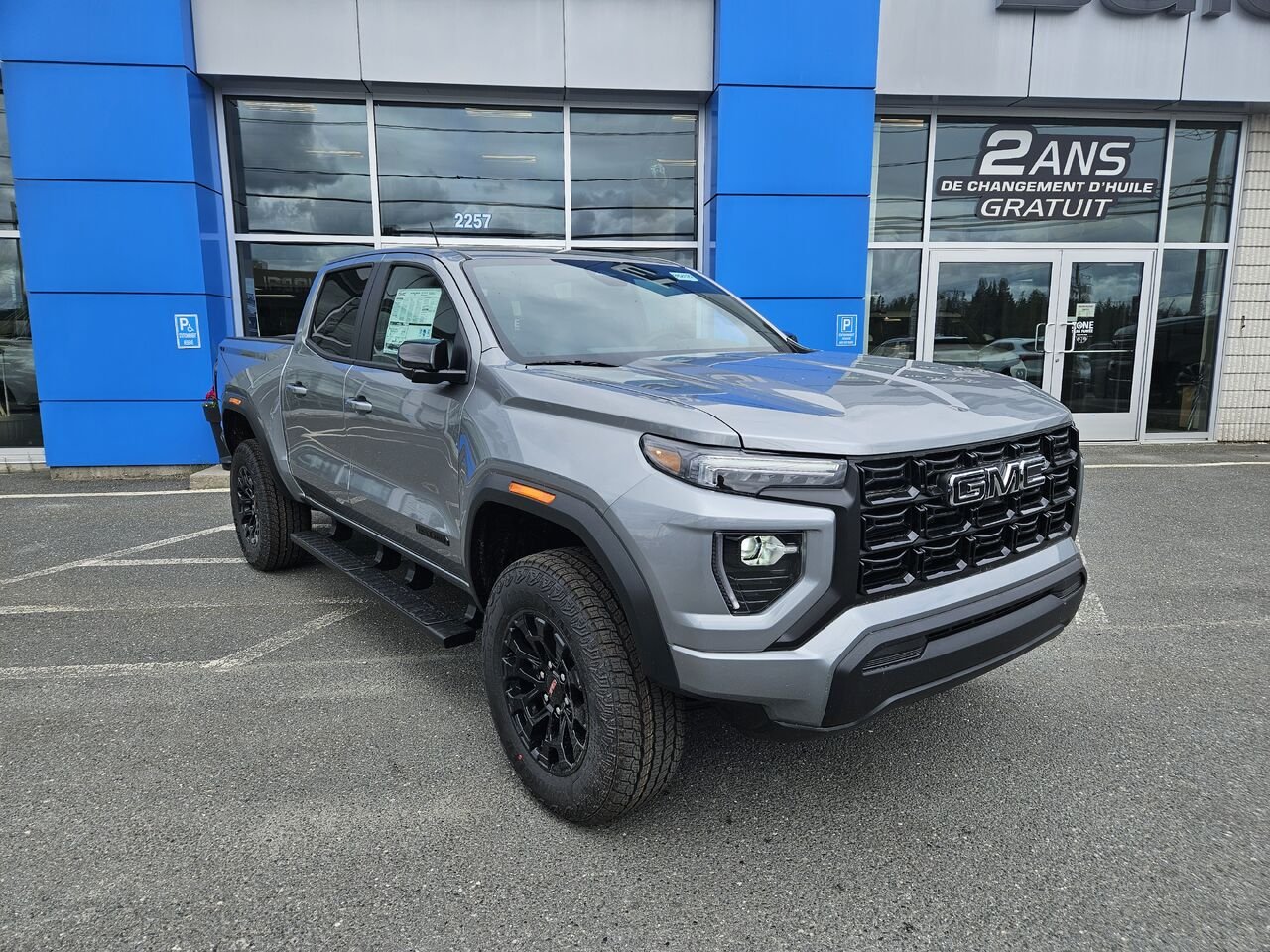 GMC Canyon Elevation cabine multiplace 4RM 2026 Argent métallisé Thetford Mines - photo #1