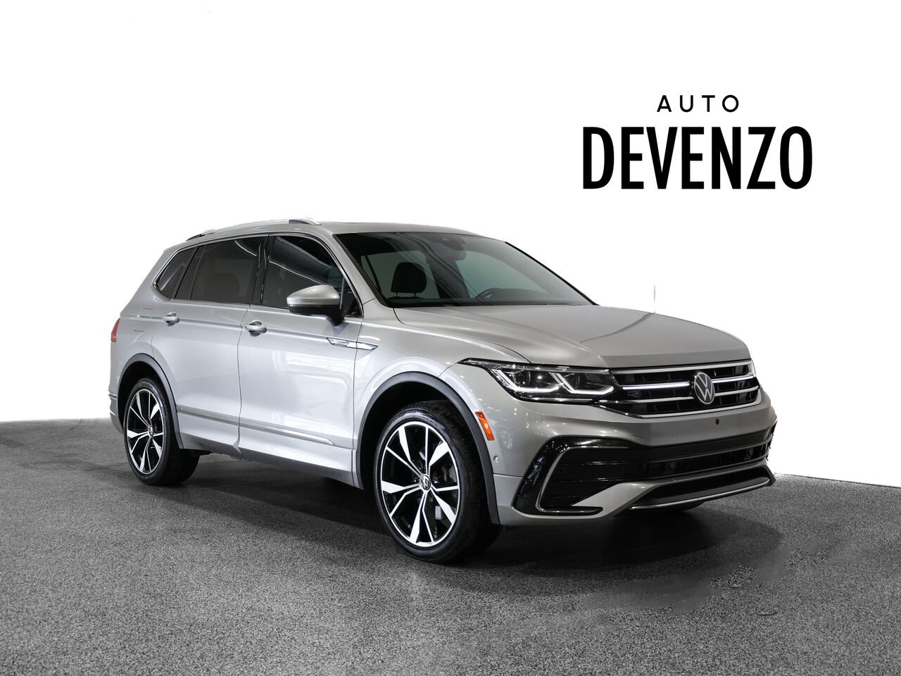 2023 Volkswagen Tiguan Silver Saint-Eustache - photo #0