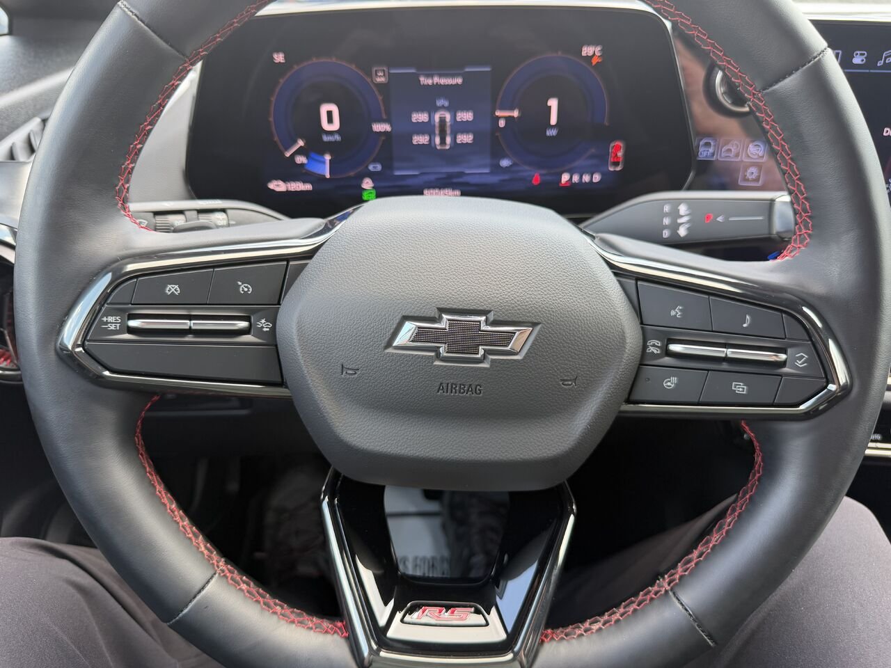 2024 Chevrolet Equinox EV 2RS Grey Laval - photo #25