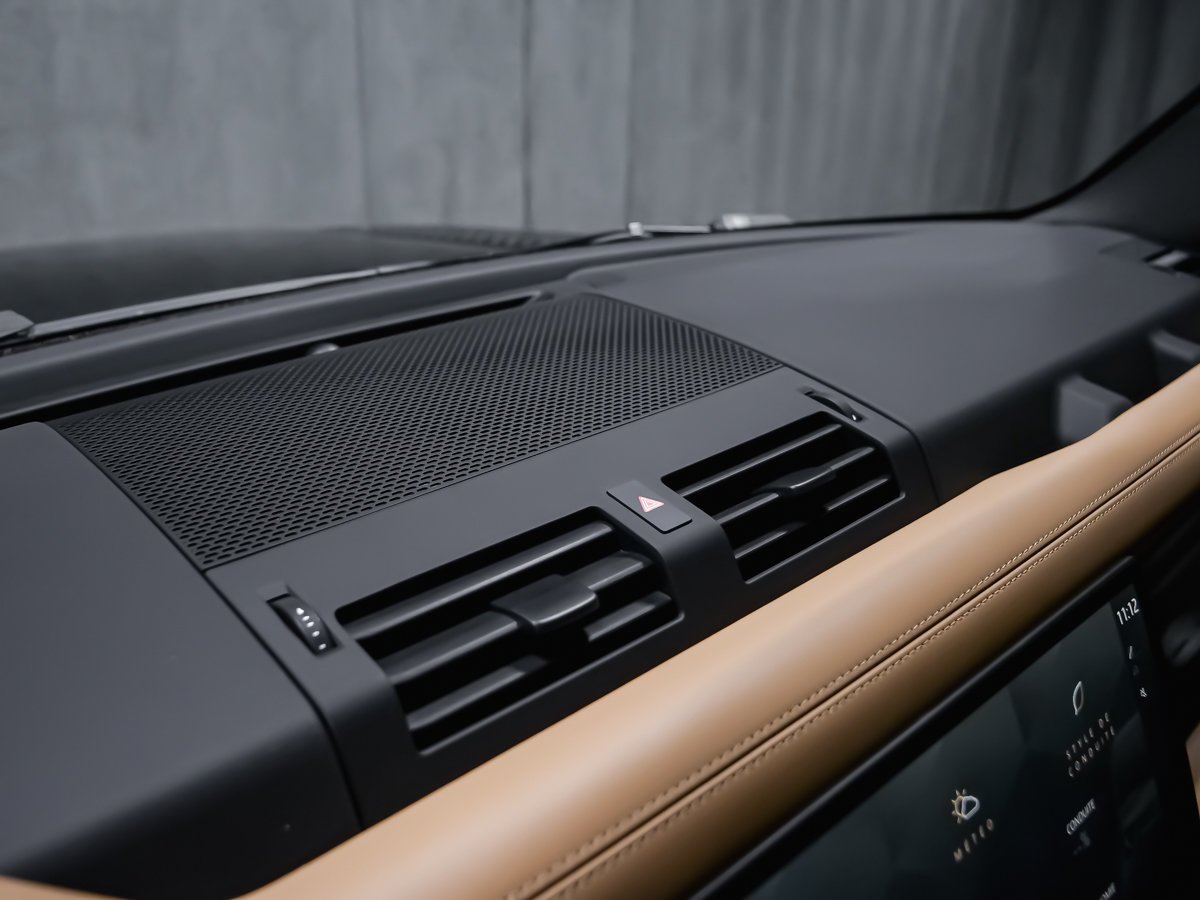 2026 Land Rover Defender X-Dynamic SE V8 Black Montreal - photo #29