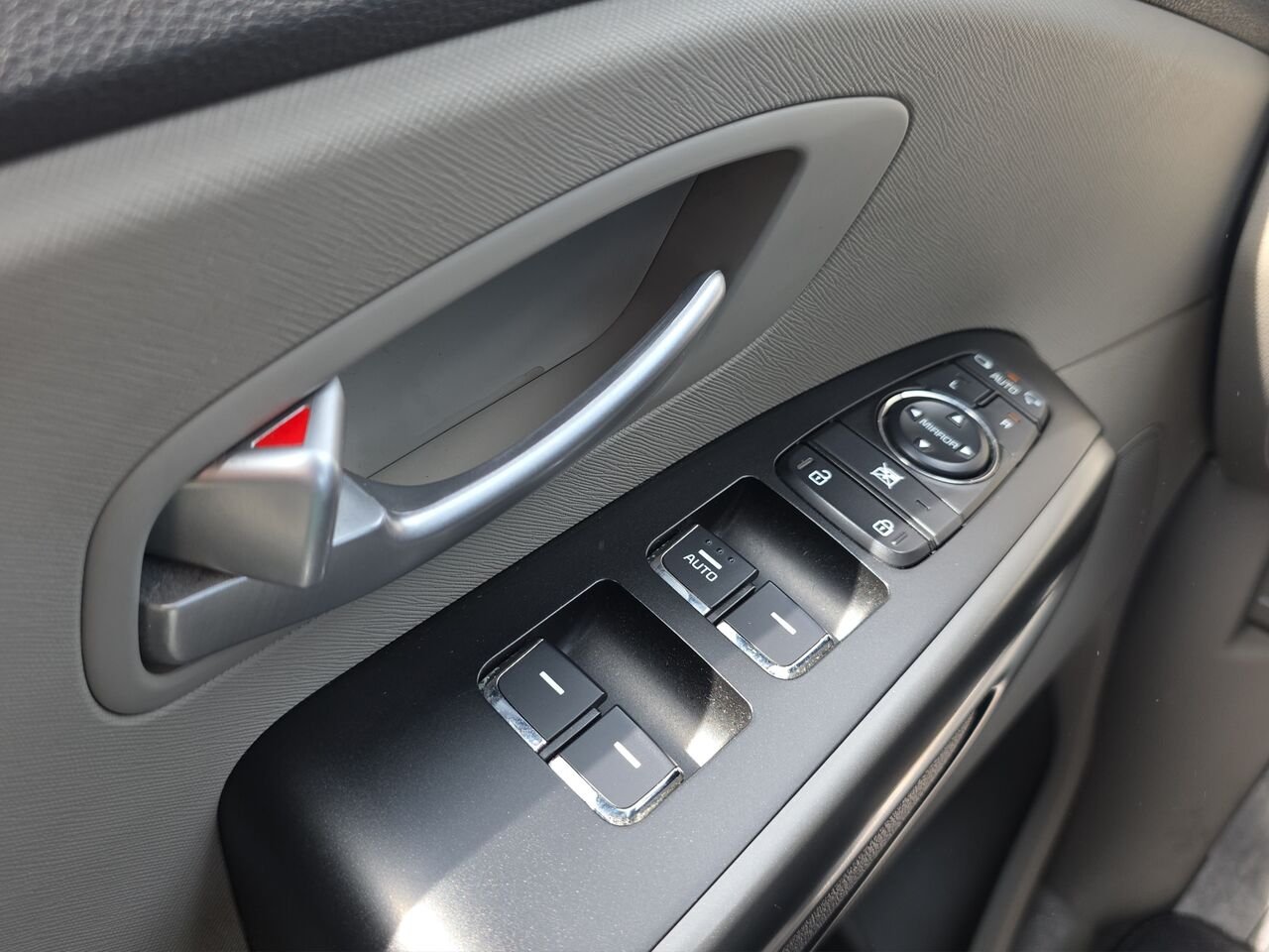 Kia Sedona LX TA, 8 passagers, volant chauffant, commande audio au volant, Apple carplay 2018 Gris Val-David - photo #13