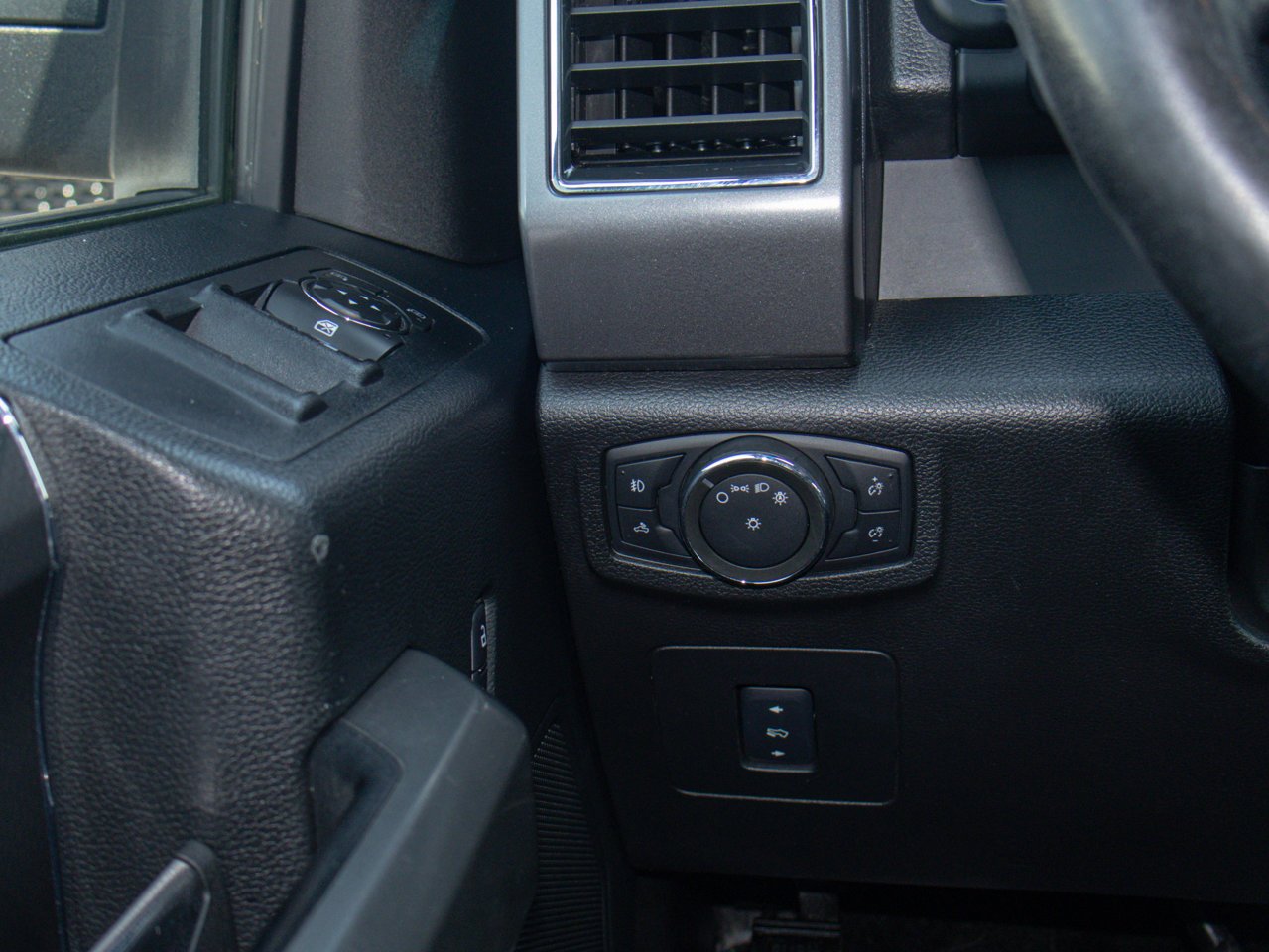 2017 Ford F-150 4WD SuperCrew 145 XLT Grey Sherwood Park - photo #18