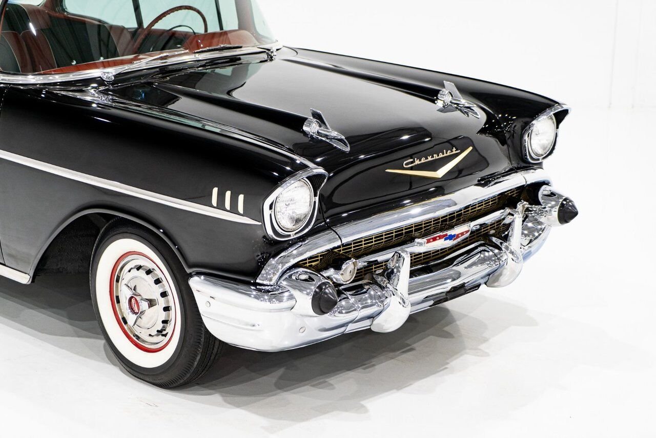 Chevrolet Bel Air Beautifully presented. Restored in desirable color combo | PRIX EN USD 1957 Noir Montréal - photo #41