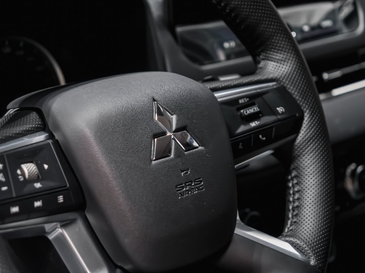 Mitsubishi Outlander SE 2026 Blanc diamant Montréal - photo #6