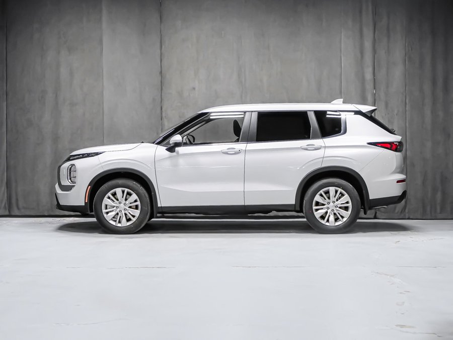 2026 Mitsubishi Outlander ES White Diamond