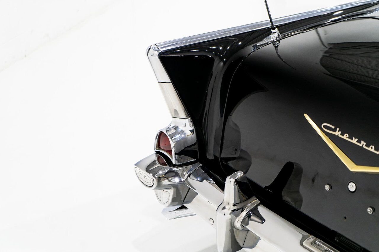 Chevrolet Bel Air Beautifully presented. Restored in desirable color combo | PRIX EN USD 1957 Noir Montréal - photo #48