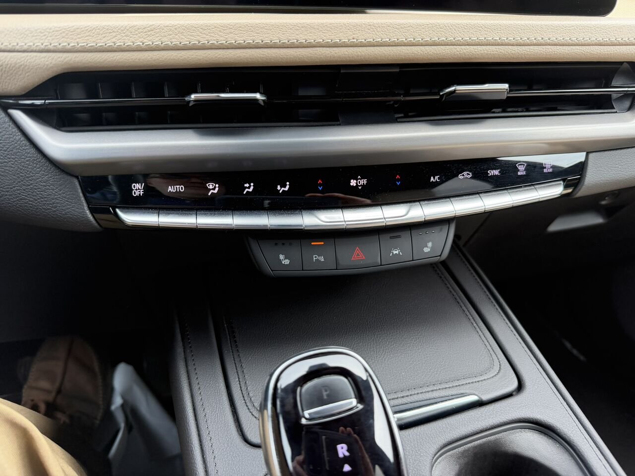 2024 Cadillac XT4 LURURY AWD FINANCEMENT À PARTIR DE 3.99% White Laval - photo #25