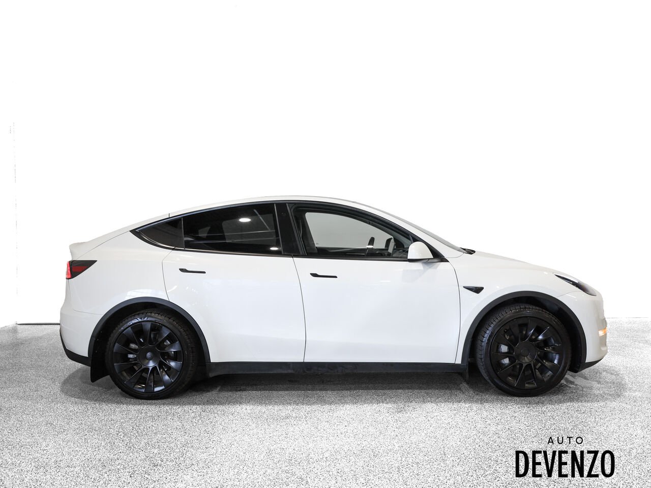 2023 Tesla Model Y White Saint-Eustache - photo #1