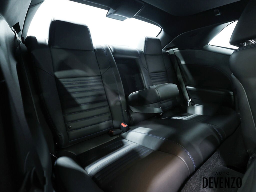 2014 Dodge Challenger White Saint-Eustache - photo #11