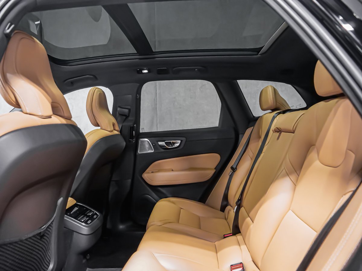 Volvo XC60 B6 AWD ULTIMATE BRIGHT THEME 2023 Noir Montréal - photo #13