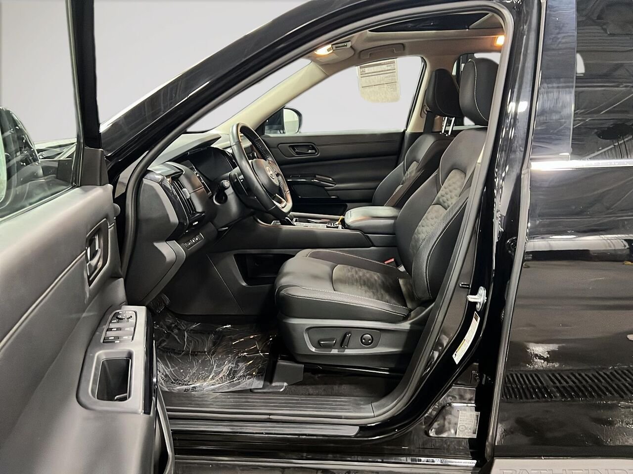 2024 Nissan Pathfinder Black Québec - photo #8
