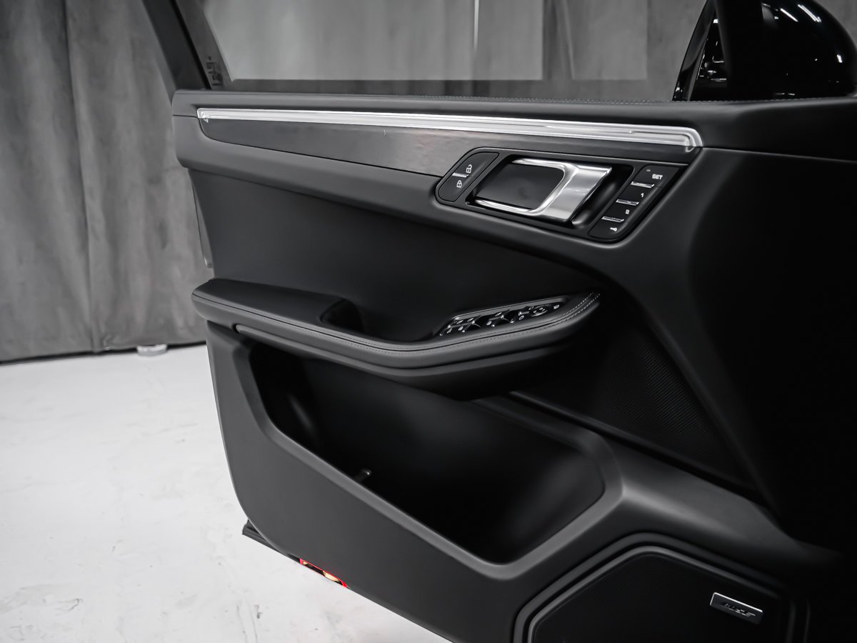 2025 Porsche Macan GTS Black Montreal - photo #13