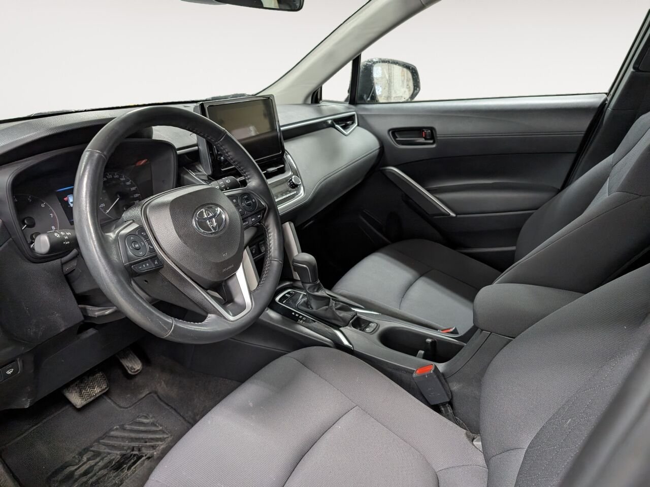 Toyota Corolla Cross LE/SIÈGES CHAUFFANTS/VOLANT CHAUFFANT/CAMÉRA DE RECUL/BLUETOOTH/AC 2024 Noir de jais mica Sherbrooke - photo #6