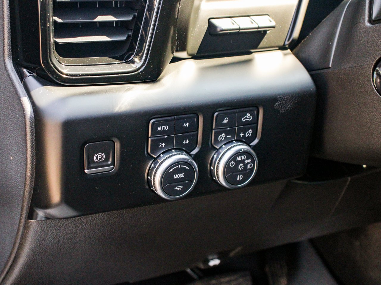 2022 GMC Sierra 1500 4WD Crew Cab 147 AT4 White Sherwood Park - photo #18