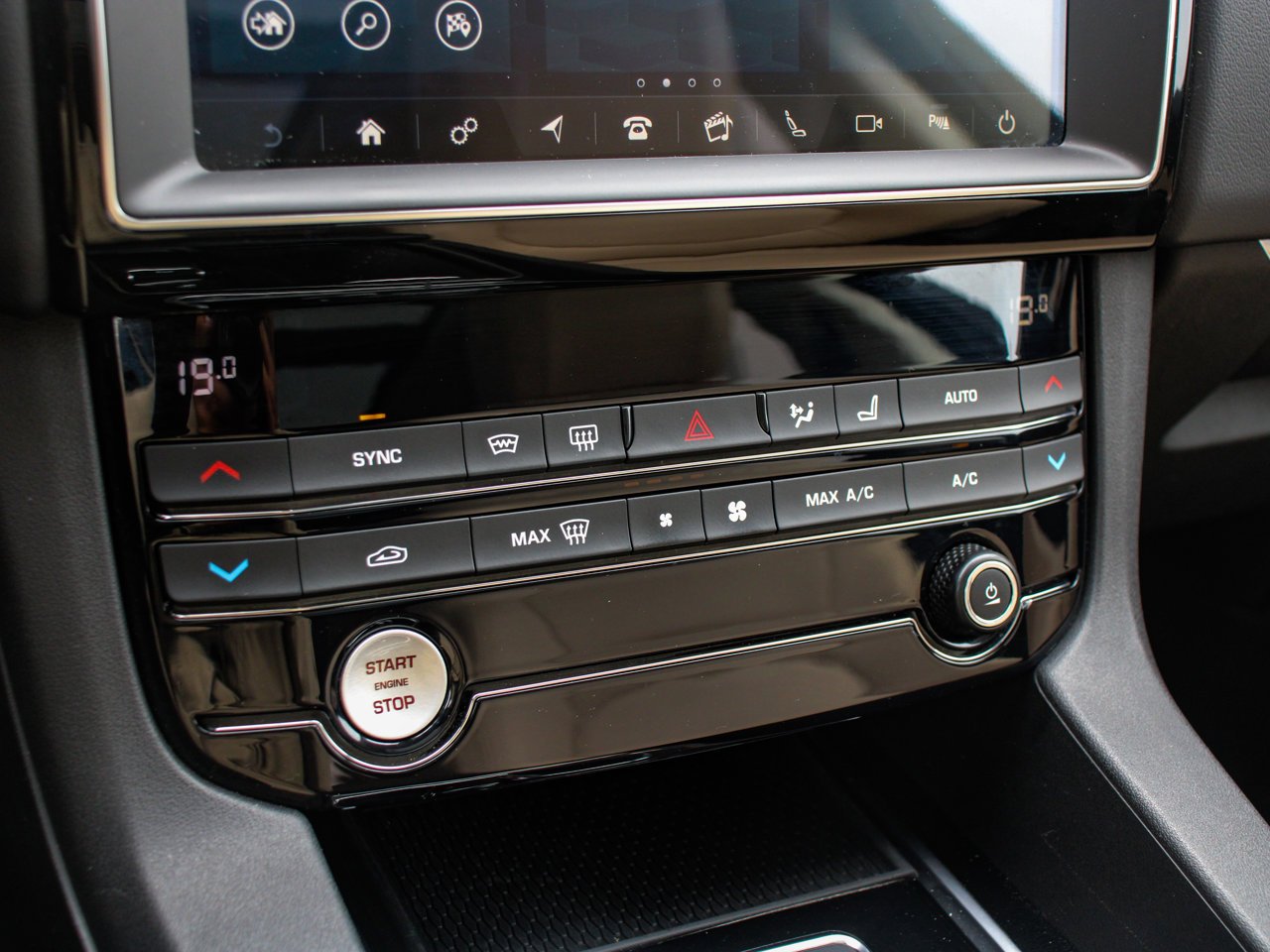2020 Jaguar F-PACE 25t AWD Premium Black Sherwood Park - photo #26