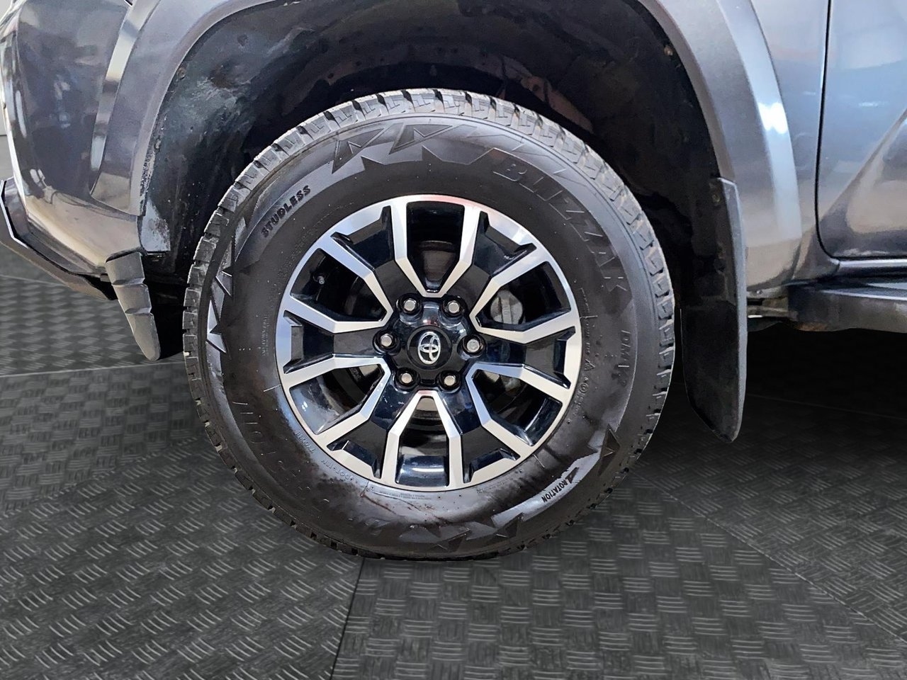 2023 Toyota Tacoma VIN 3TYDZ5BN7PT025616 Grey Baie-Comeau - photo #3