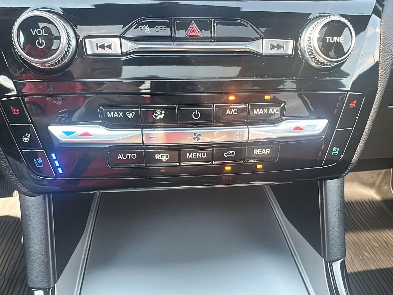Ford Explorer 2024 Blanc Rouyn-Noranda - photo #16