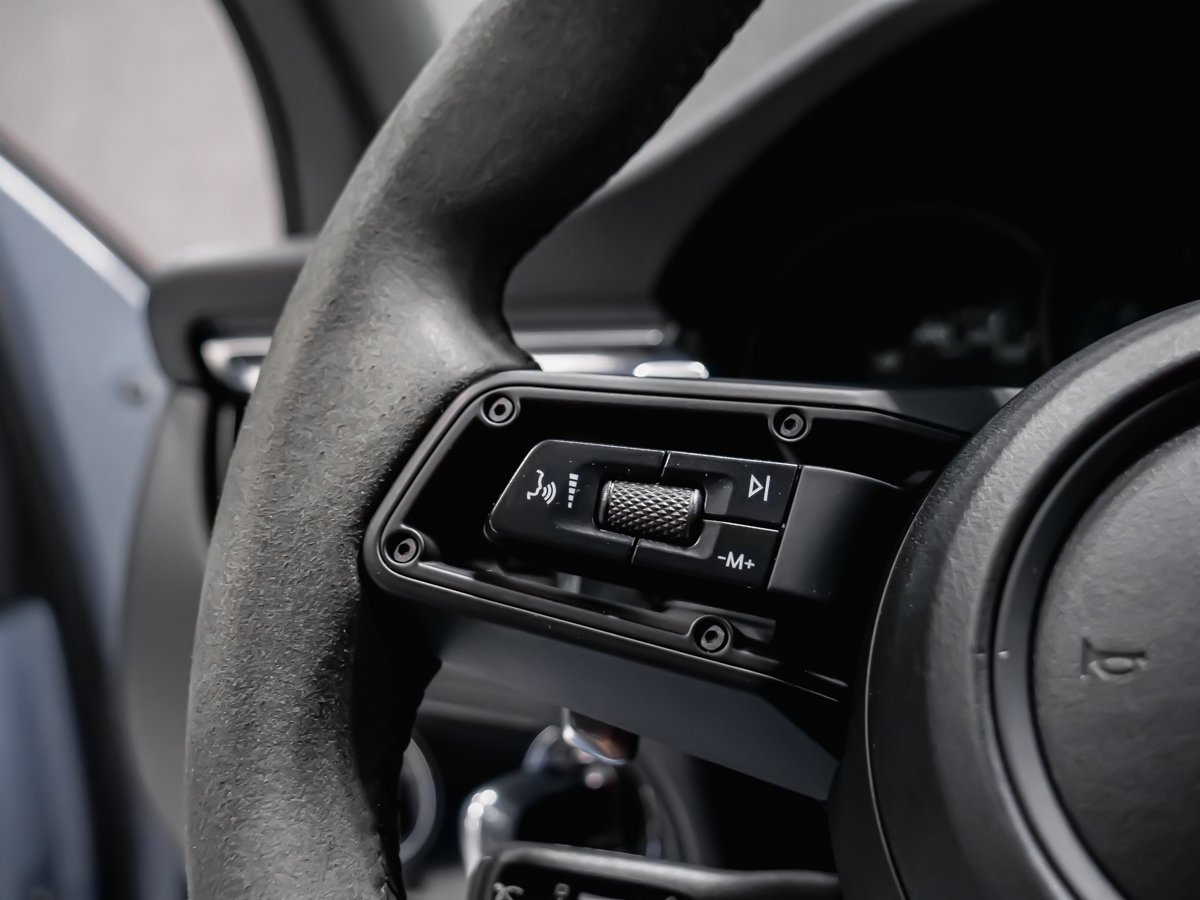 2025 Porsche Macan T Black Montreal - photo #17