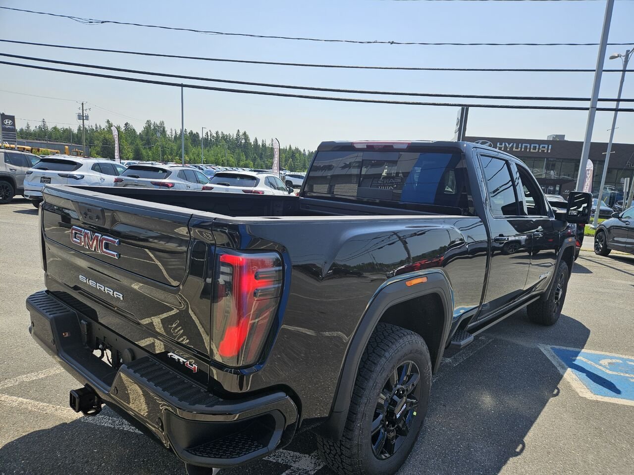 GMC Sierra 2500HD AT4 cabine multiplace 4RM 159 po 2026 Noir onyx Thetford Mines - photo #2