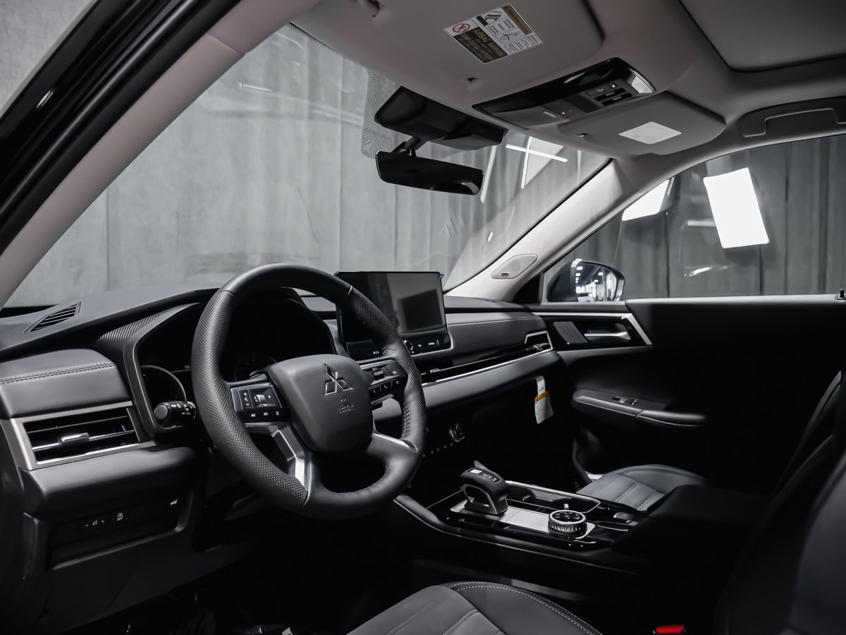 2026 Mitsubishi Outlander LE Black Diamond Montreal - photo #5