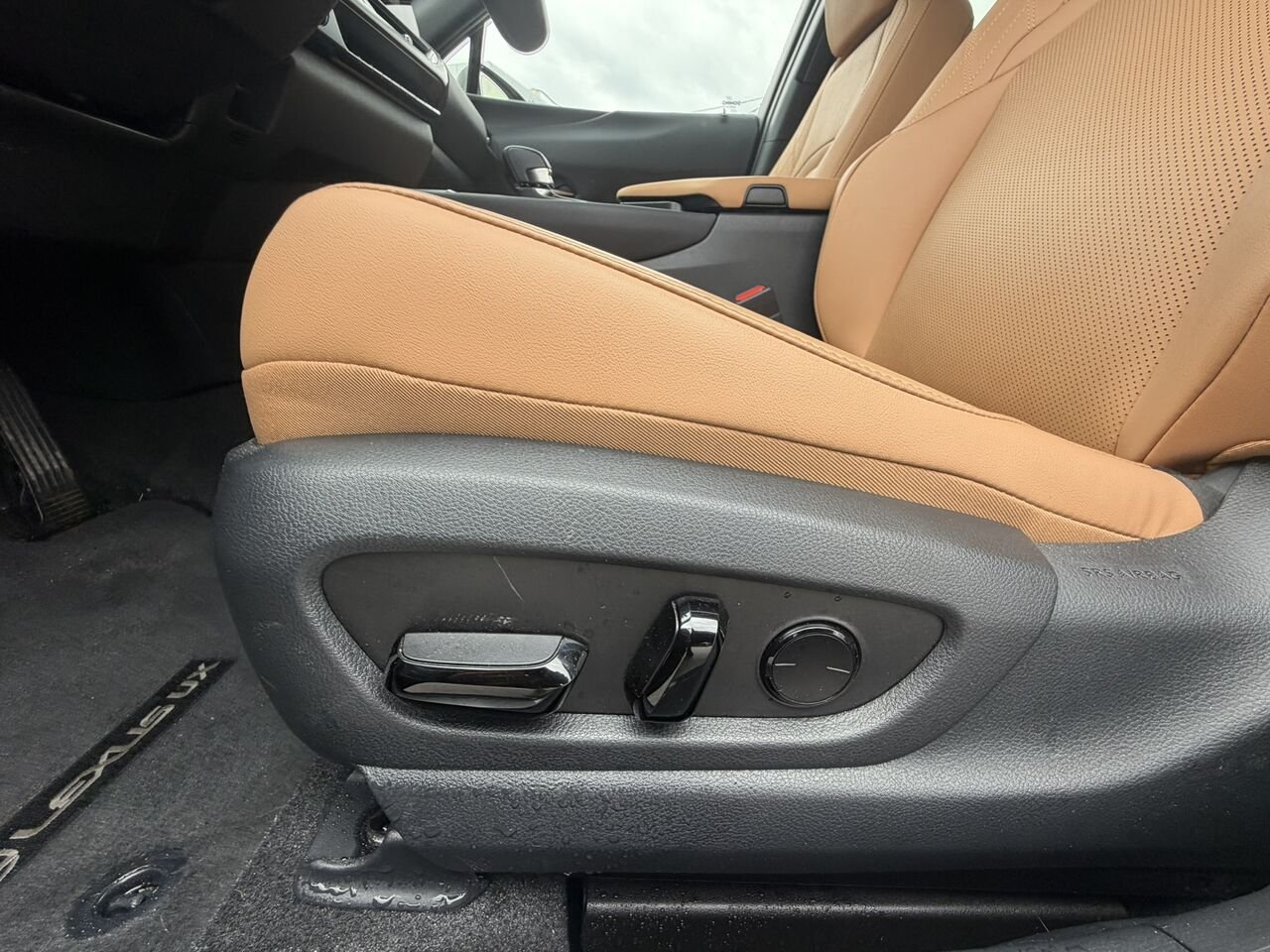2025 Lexus UX UX 300h CAWD Beige Laval - photo #23