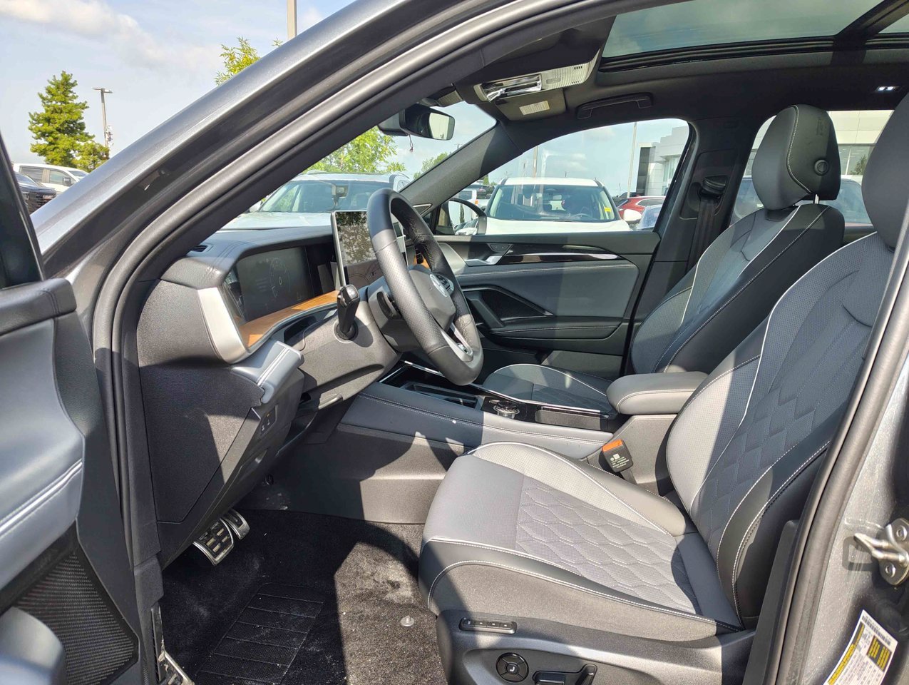 2026 Volkswagen Tiguan Highline Turbo R-Line 4MOTION Grey Sherwood Park - photo #7