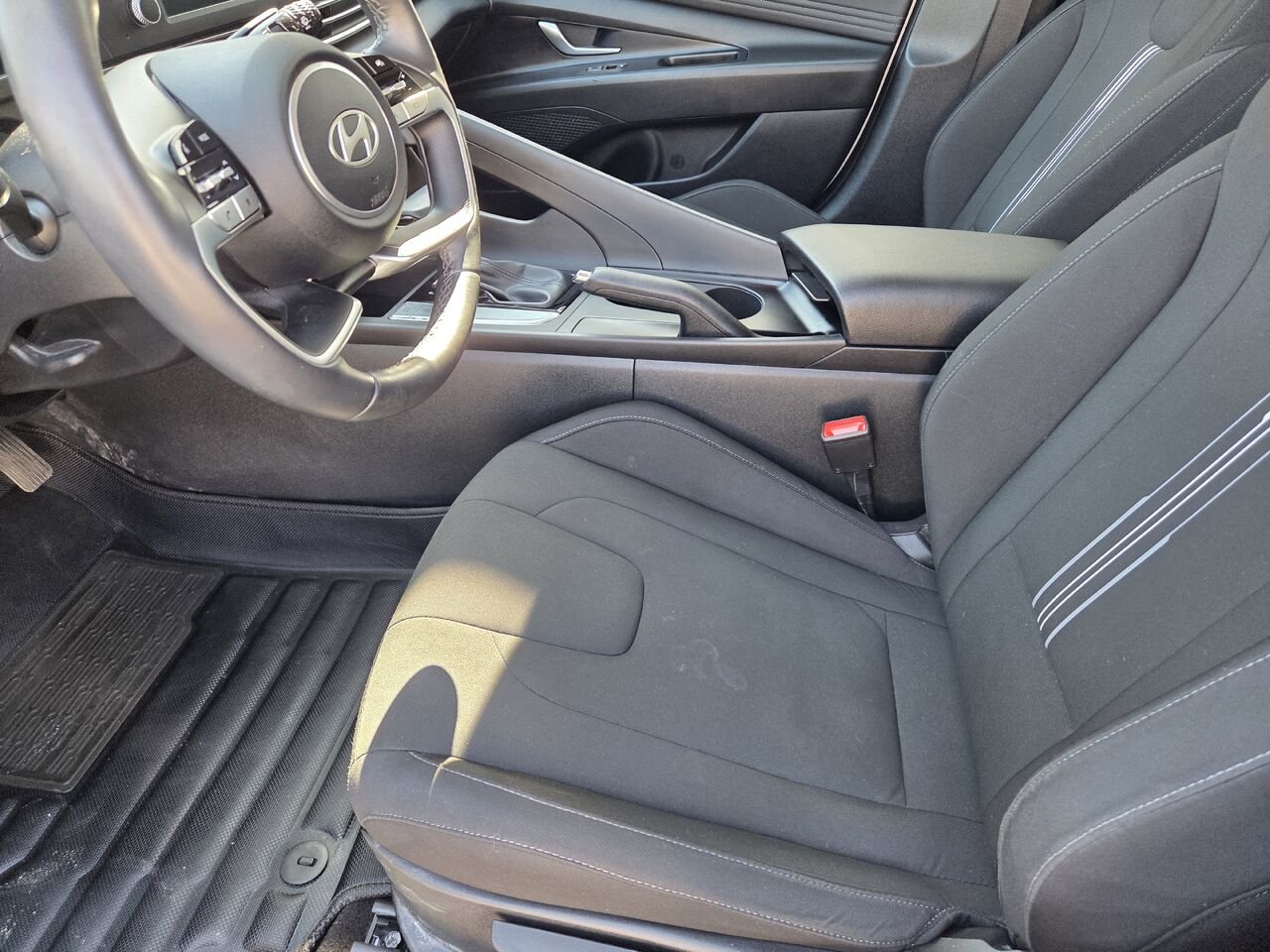 2024 Hyundai Elantra White Rouyn-Noranda - photo #8