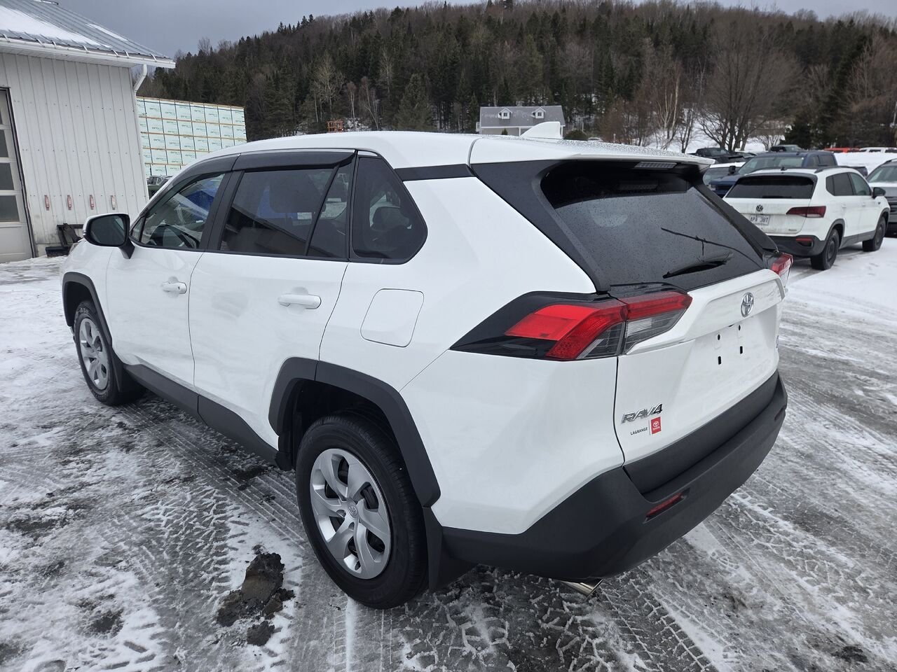 Toyota RAV4 LE TI 2023 blanc Lac-Etchemin - photo #2