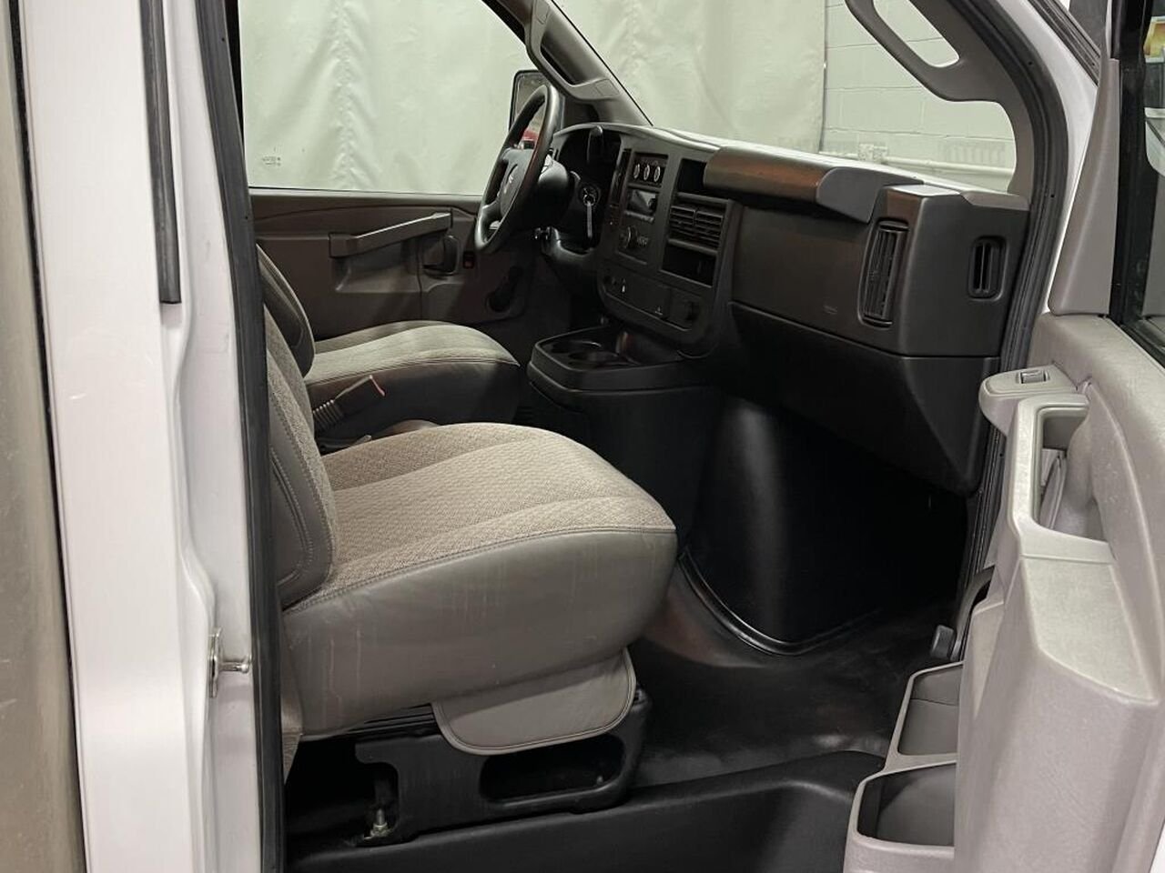 GMC SAVANA FOURGONNETTE TRONQUÉE COMMERCIAL cube 14 pieds 2019 Blanc Rivière-du-Loup - photo #13
