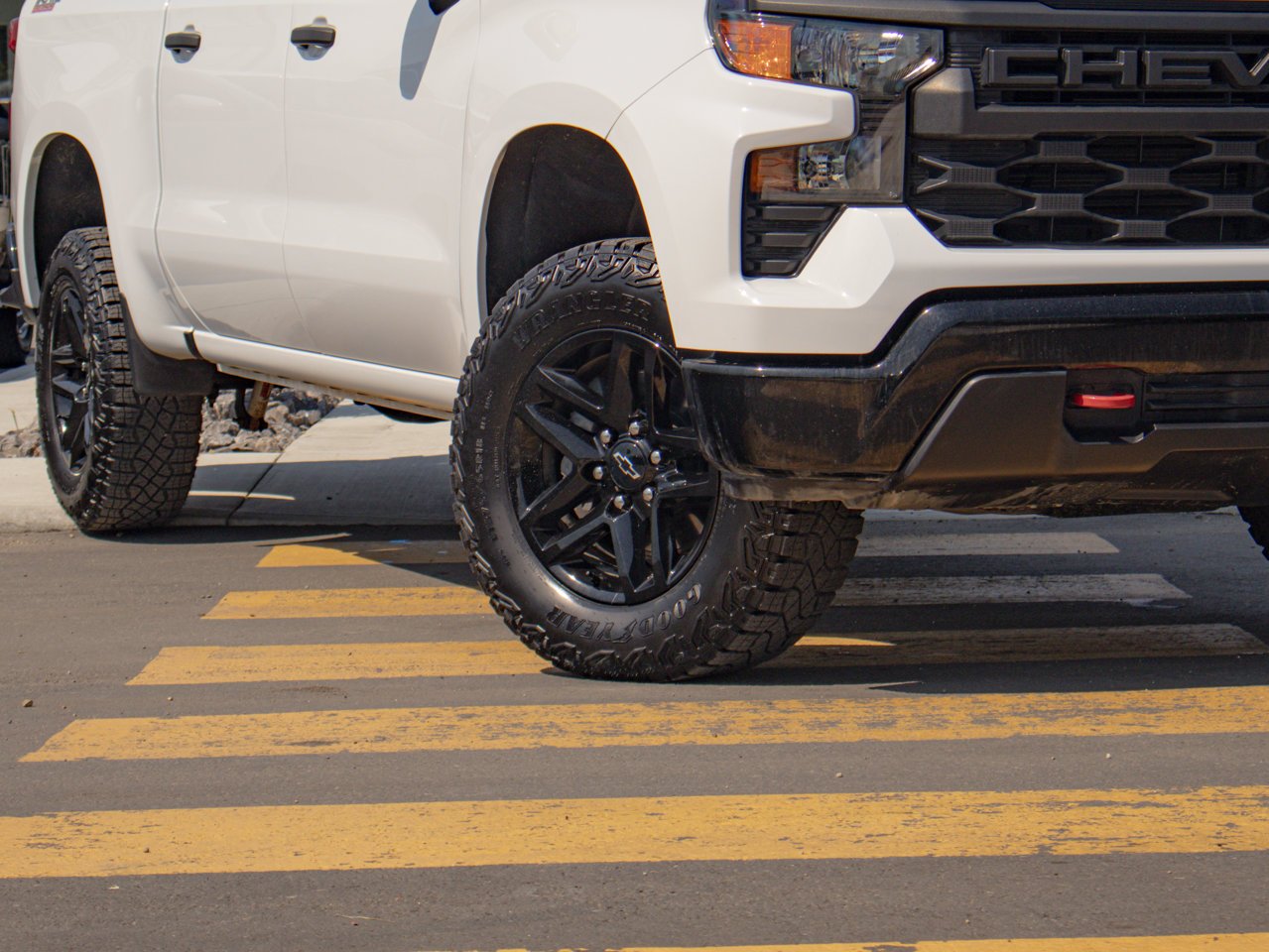 2024 Chevrolet Silverado 1500 4WD Crew Cab 147 Custom Trail Boss White Sherwood Park - photo #5