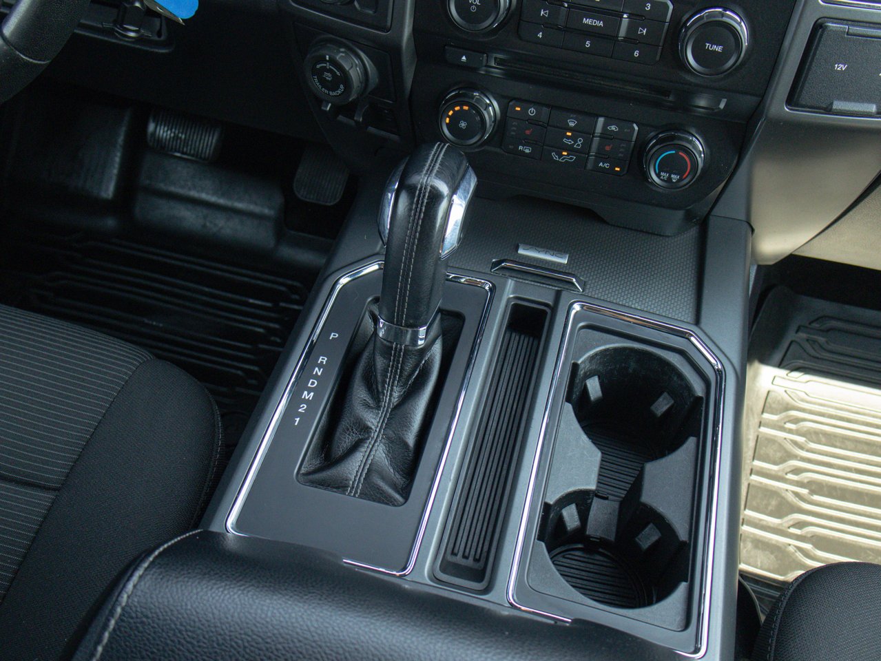 2017 Ford F-150 4WD SuperCrew 145 XLT Grey Sherwood Park - photo #24
