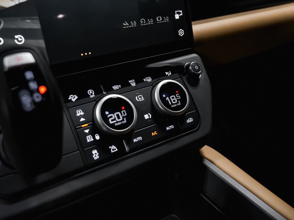 2026 Land Rover Defender X-Dynamic SE V8 Black Montreal - photo #31