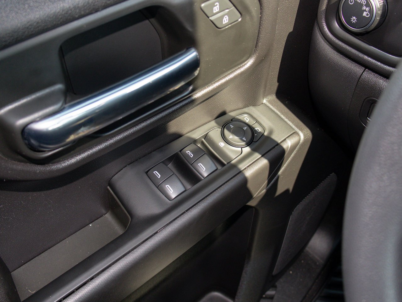 2024 Chevrolet Silverado 1500 4WD Crew Cab 147 Custom Trail Boss White Sherwood Park - photo #18