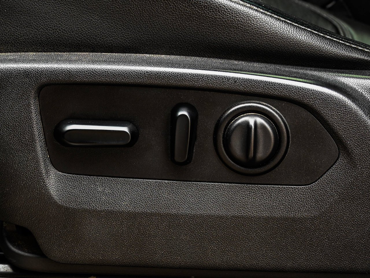 2020 Chevrolet Silverado 1500 4WD Crew Cab 147 RST White Sherwood Park - photo #21