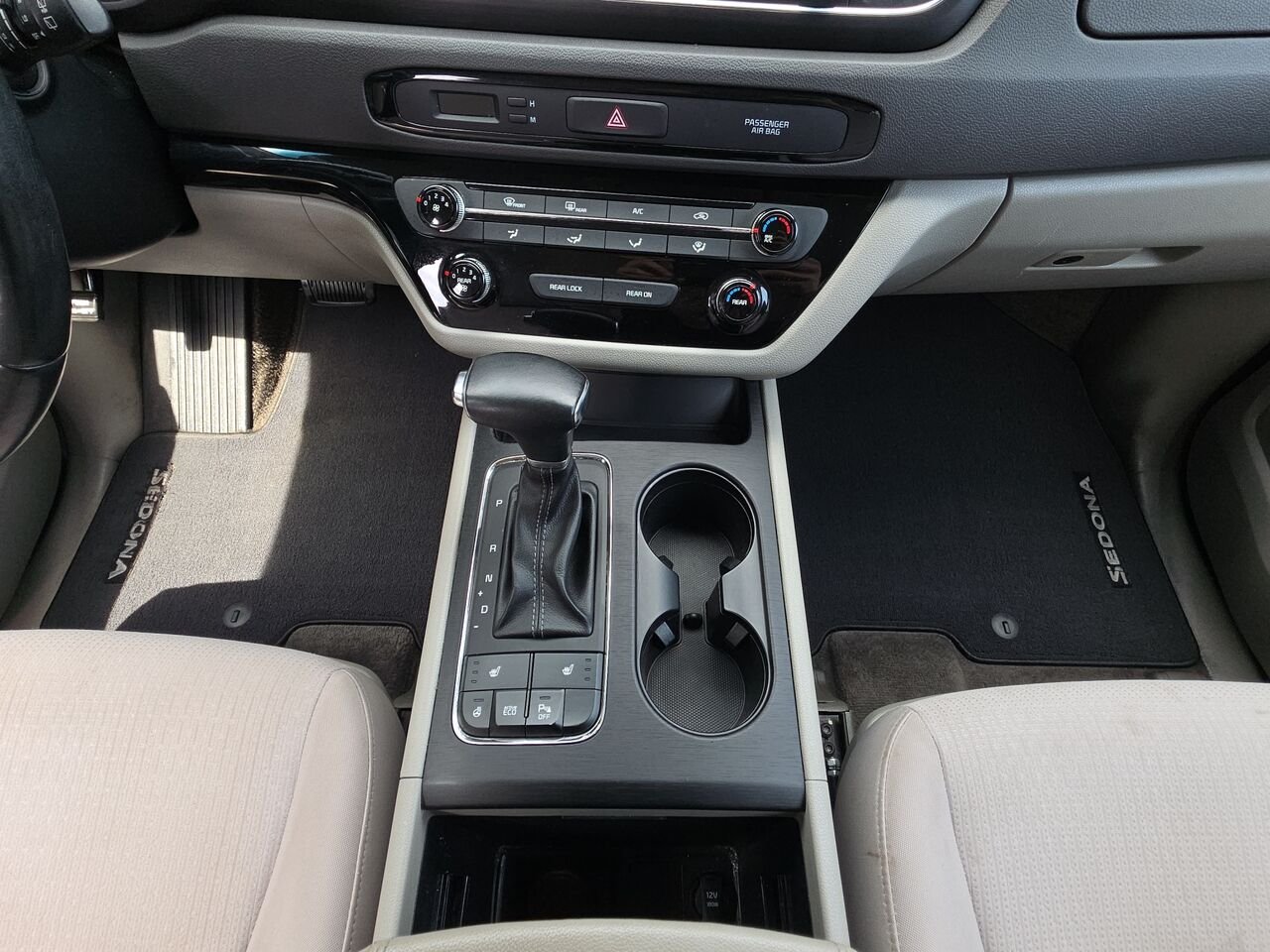 Kia Sedona LX TA, 8 passagers, volant chauffant, commande audio au volant, Apple carplay 2018 Gris Val-David - photo #11