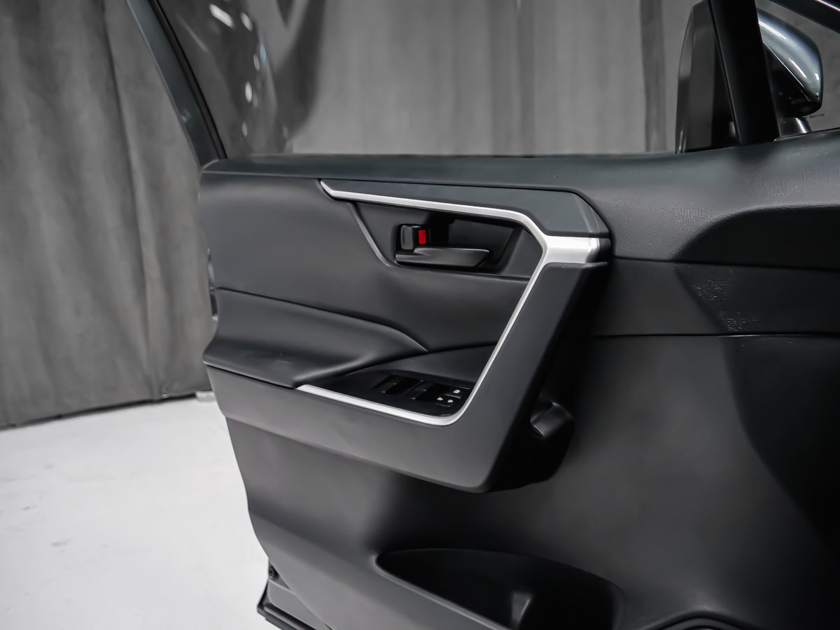 Toyota RAV4 LE 2021 Gris Montréal - photo #8