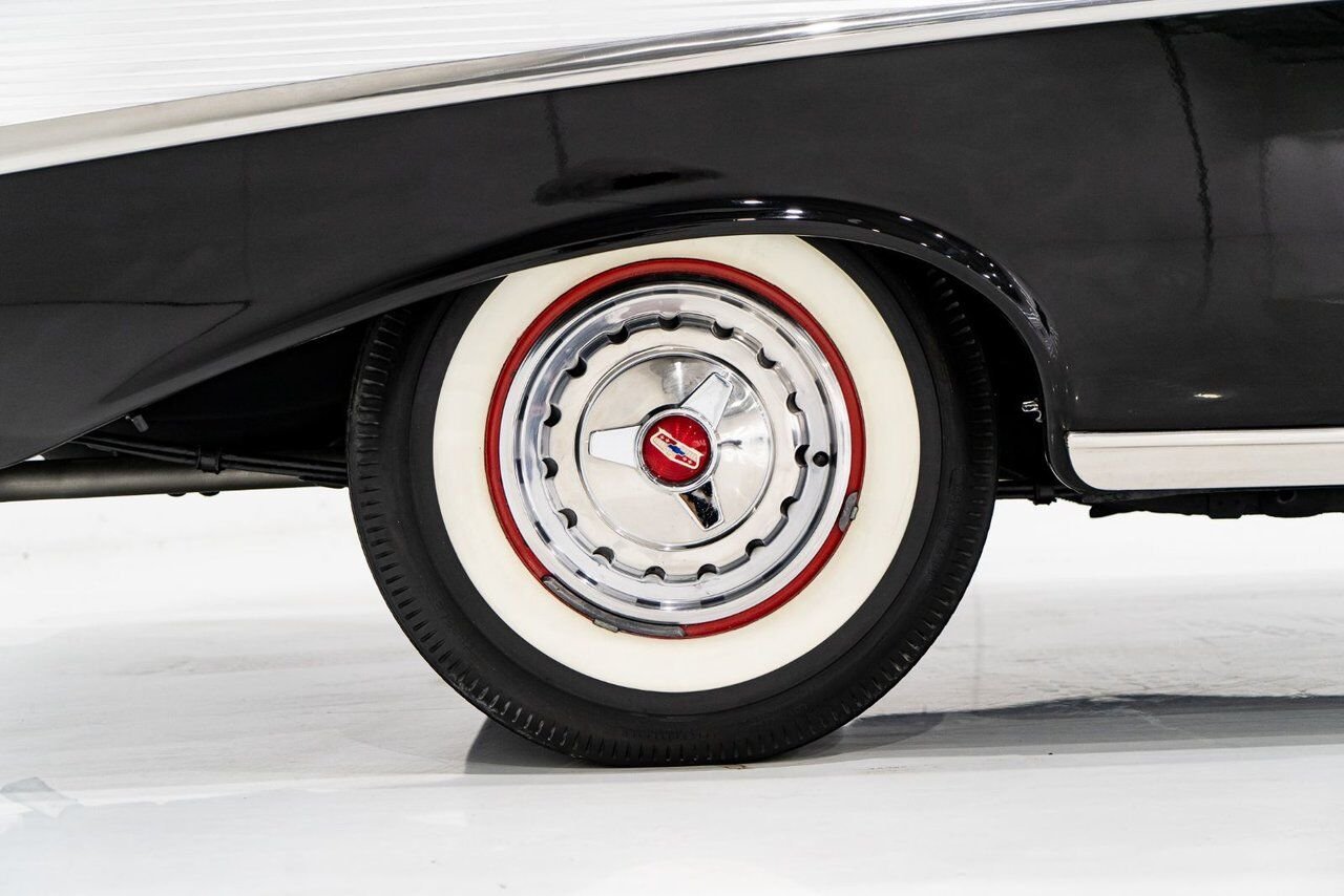 Chevrolet Bel Air Beautifully presented. Restored in desirable color combo | PRIX EN USD 1957 Noir Montréal - photo #54