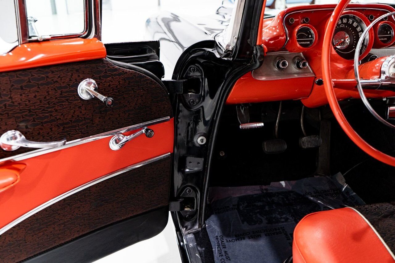 Chevrolet Bel Air Beautifully presented. Restored in desirable color combo | PRIX EN USD 1957 Noir Montréal - photo #78
