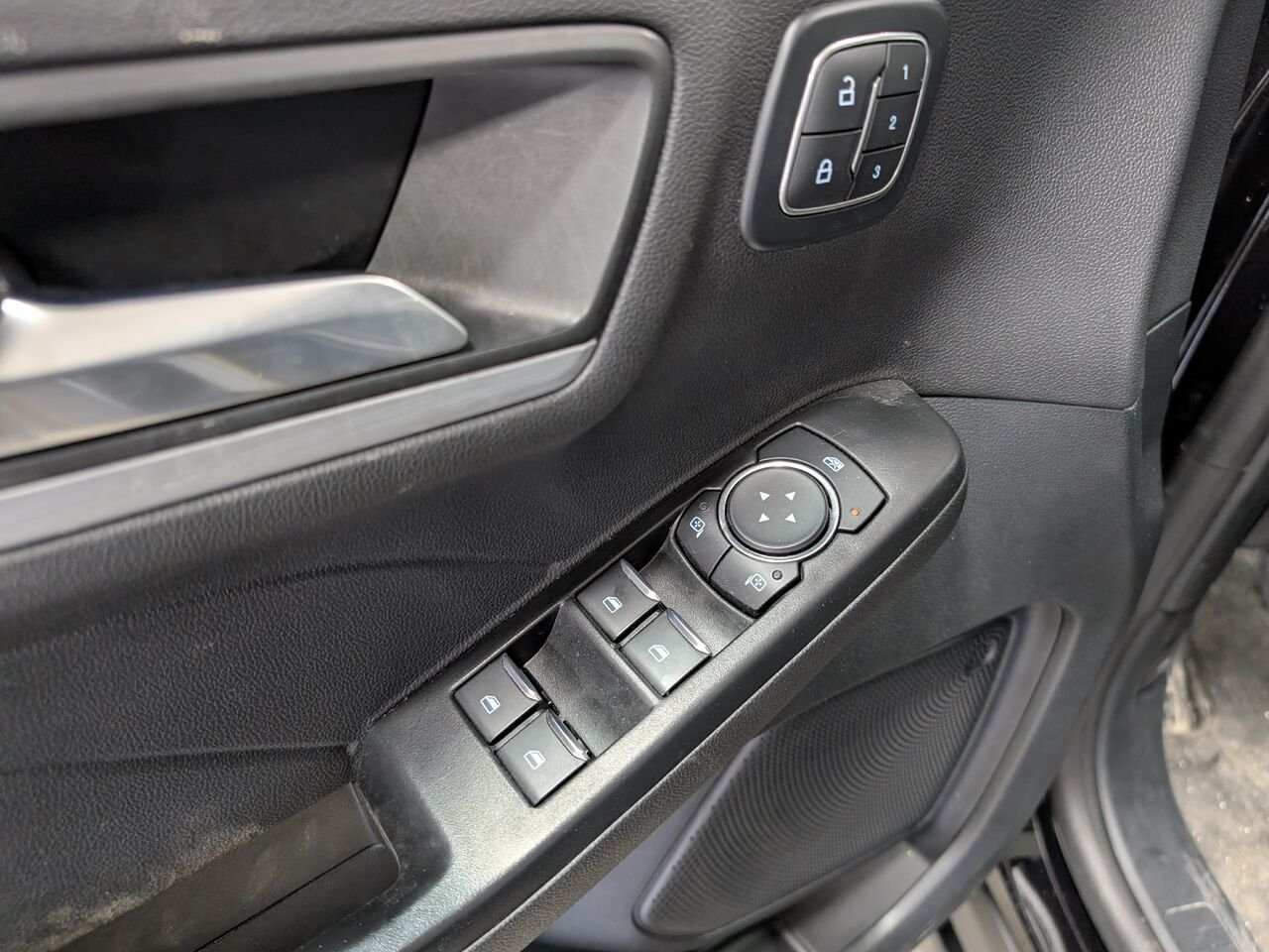 Ford Escape PLATINUM/AWD/SIÈGES CHAUFFANT/VOLANT CHAUFFANT/AC BIZONE 2025 Noir Sherbrooke - photo #9