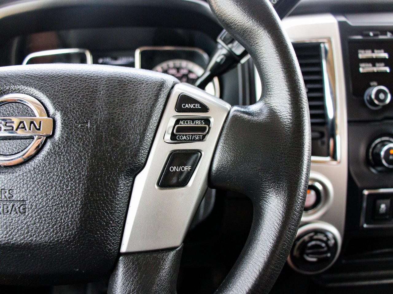 2017 Nissan Titan 4WD Crew Cab SV White Sherwood Park - photo #20