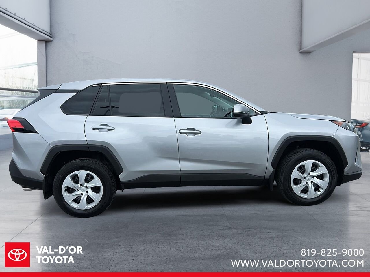 Toyota RAV4 LE TI 2025 Ciel argent métallisé Val-d'Or - photo #4