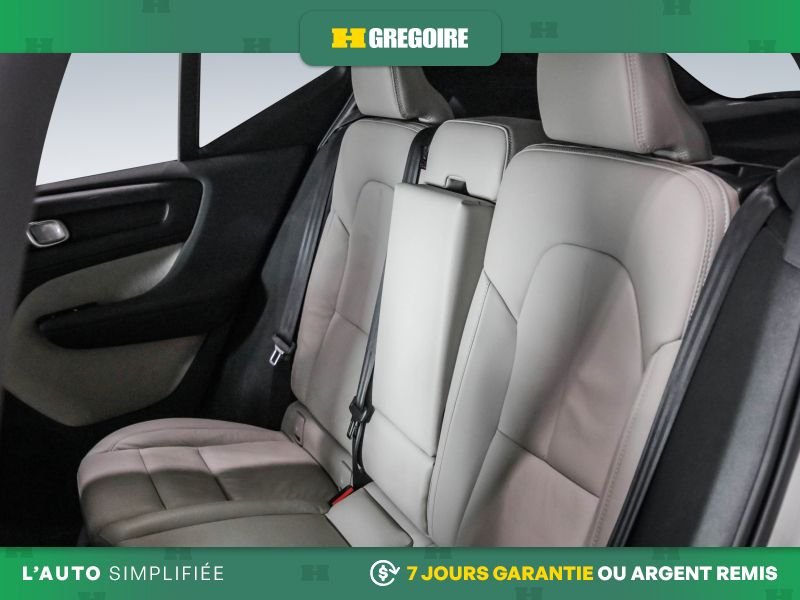 2022 Volvo XC40 White Laval - photo #24